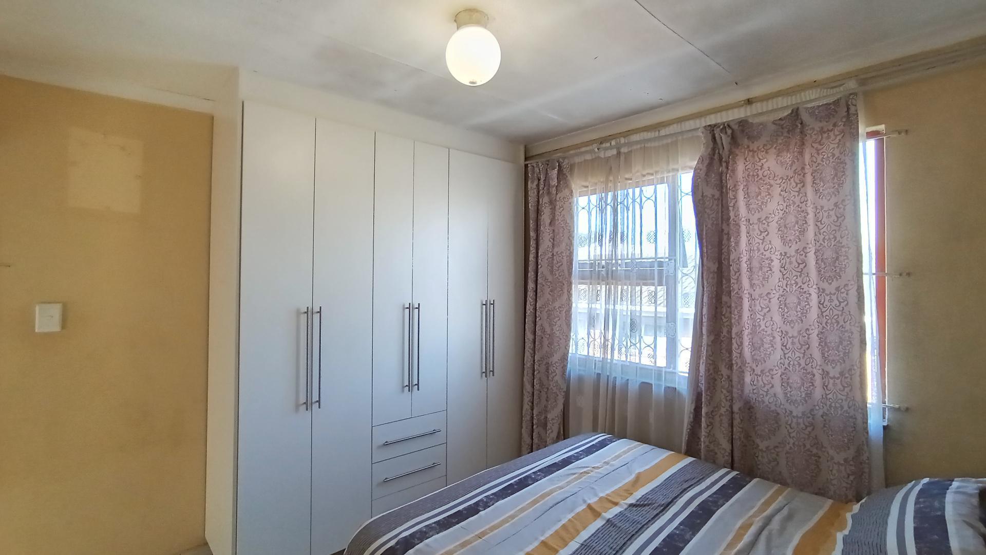 Bed Room 1 - 11 square meters of property in Earlsfield