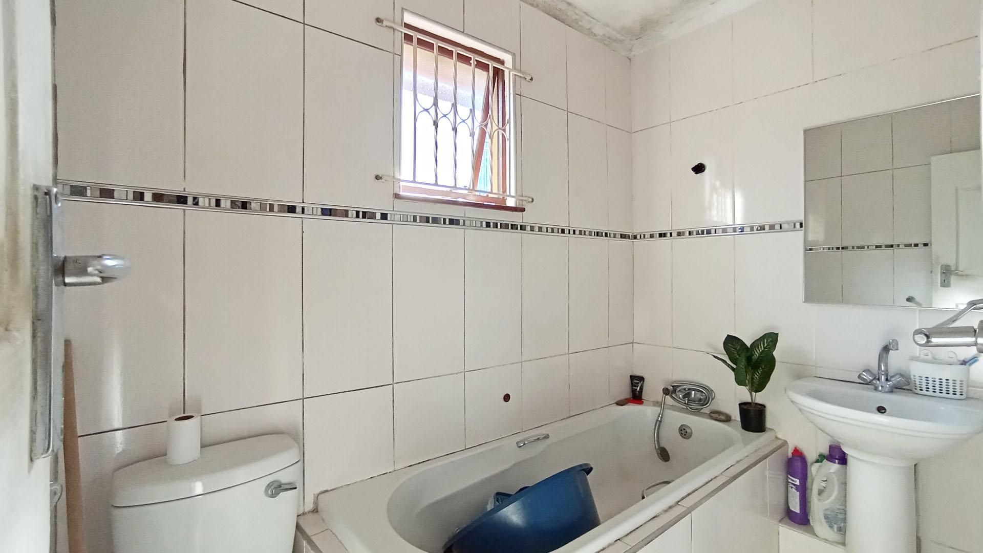 Bathroom 1 - 4 square meters of property in Earlsfield