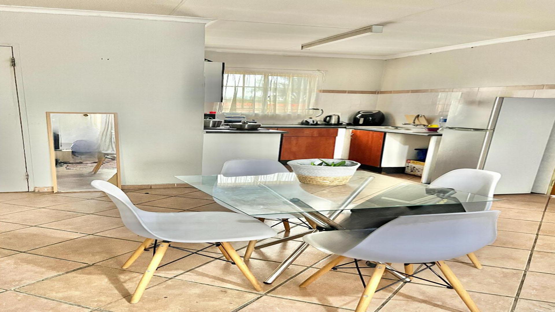 Dining Room of property in Annlin