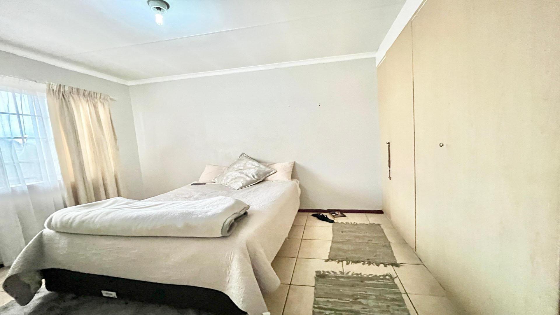 Bed Room 1 of property in Annlin