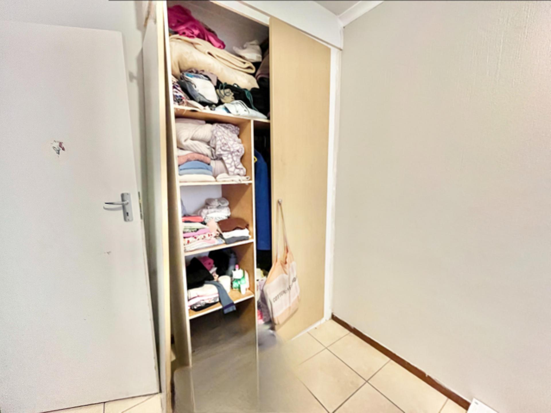 Bed Room 2 of property in Annlin