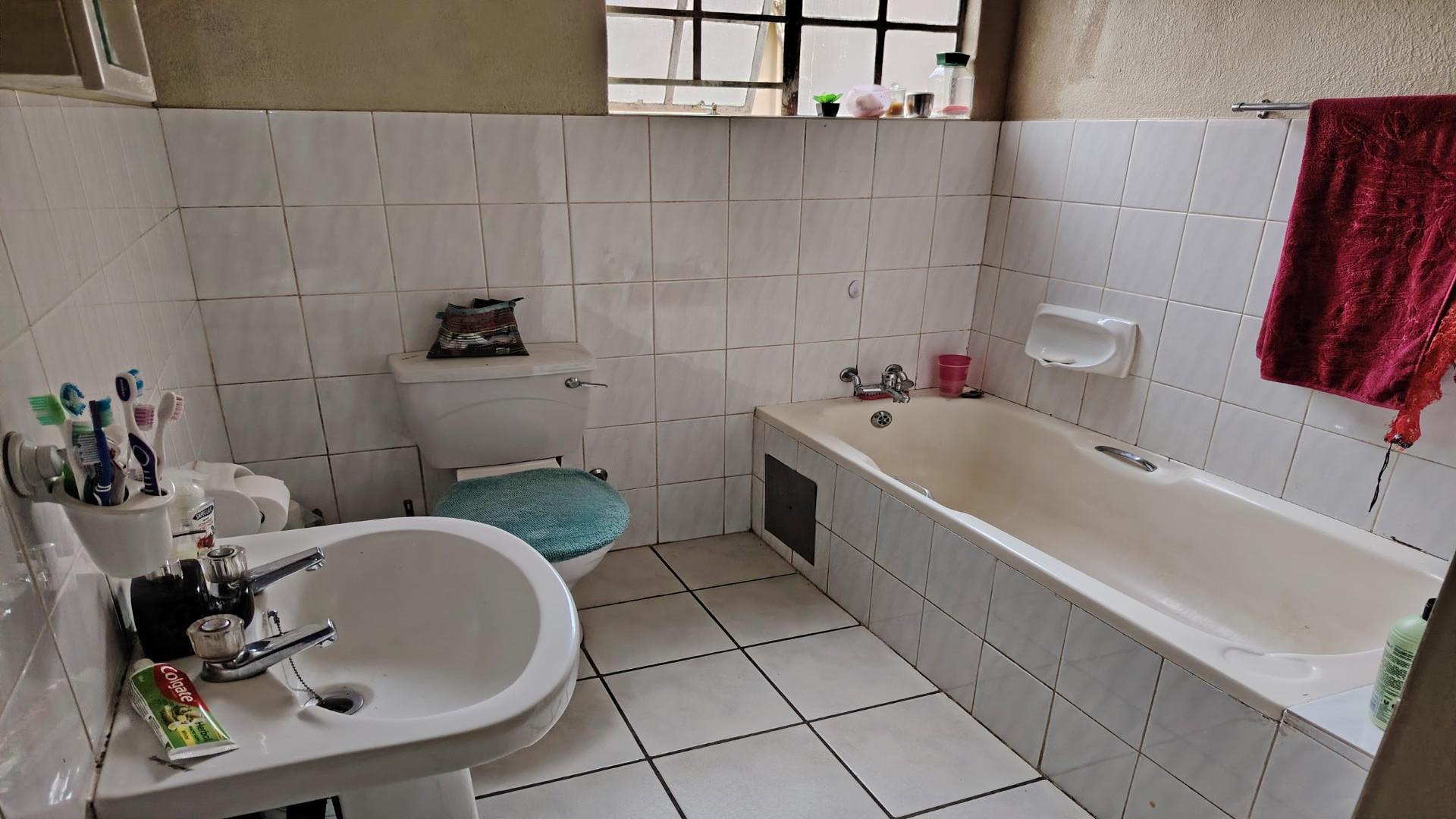 Bathroom 1 of property in Elarduspark