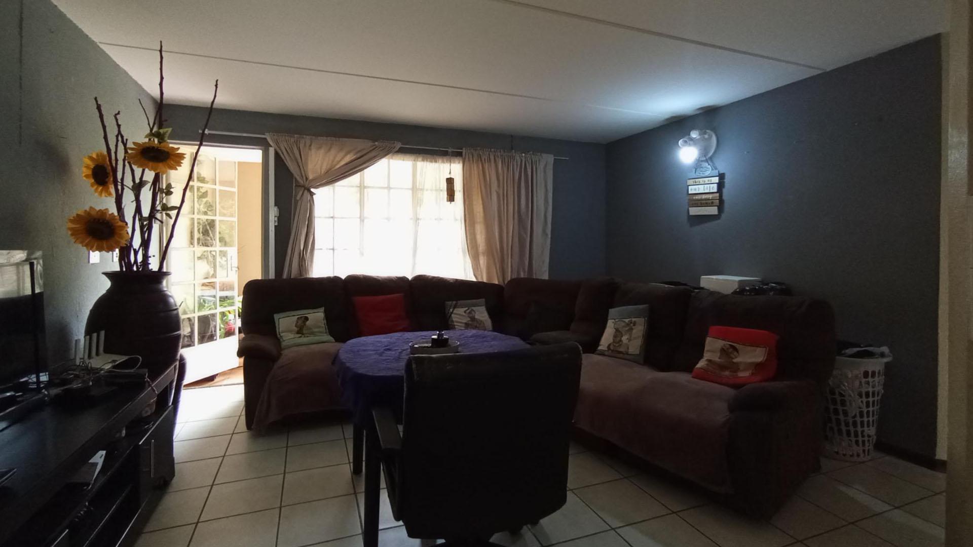 Lounges - 16 square meters of property in Elarduspark