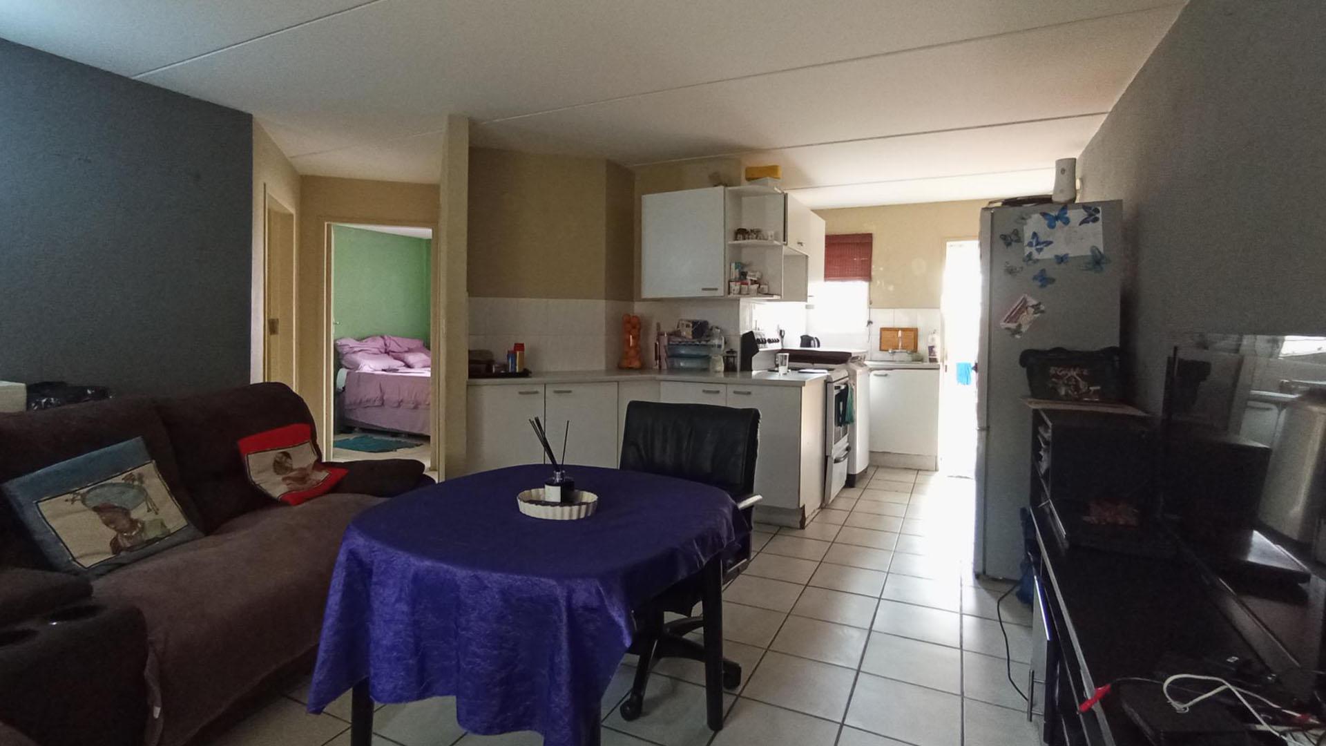 Lounges - 16 square meters of property in Elarduspark