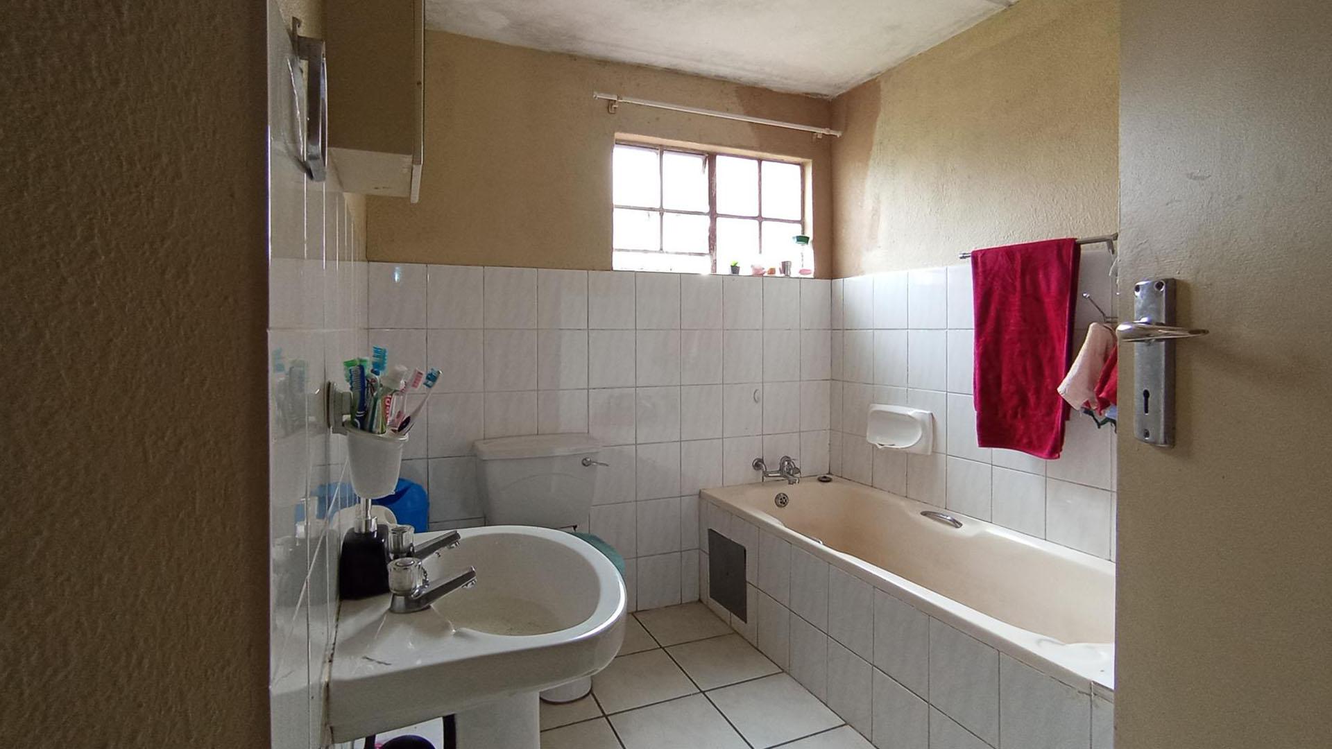 Bathroom 1 - 6 square meters of property in Elarduspark
