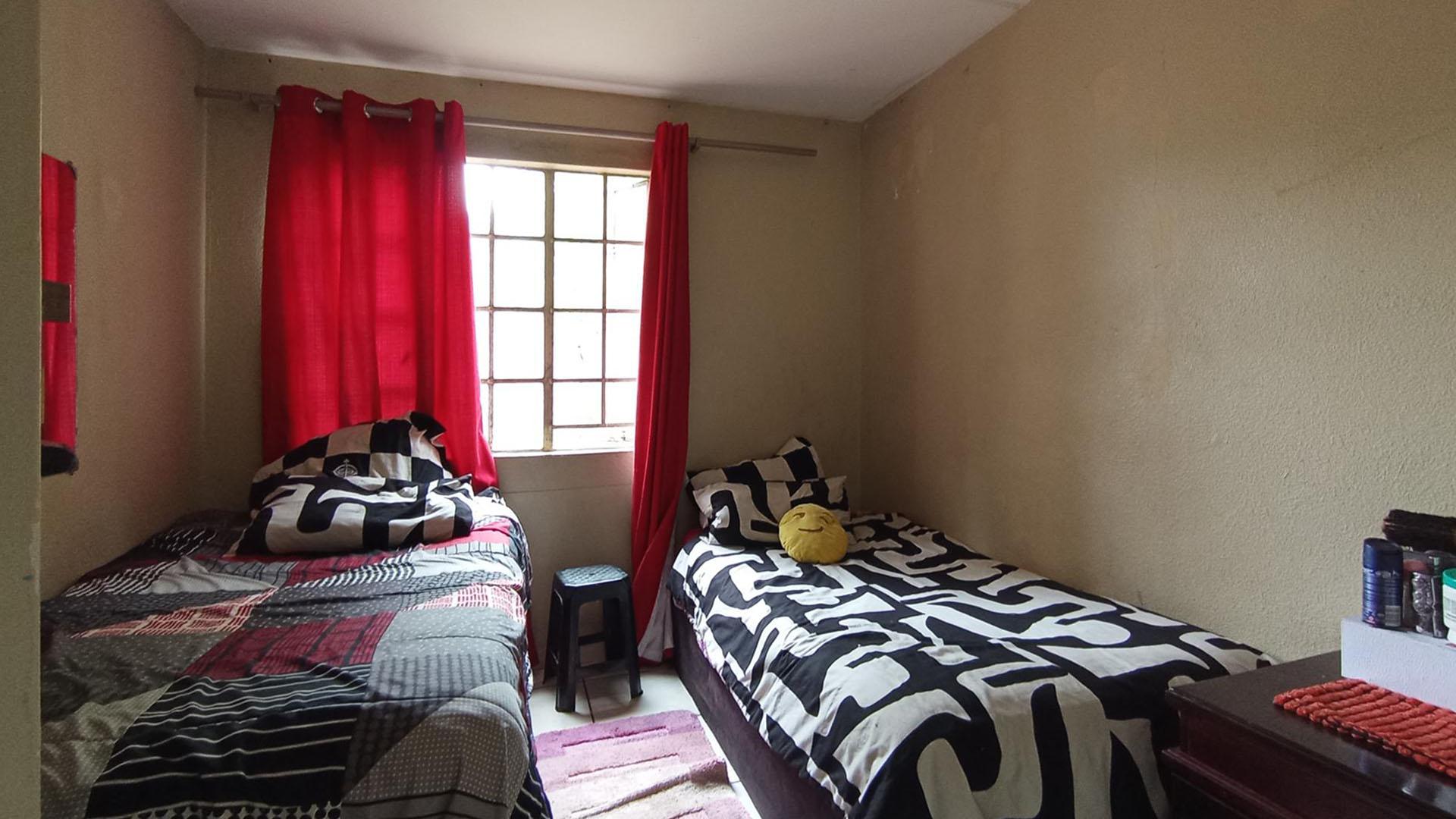 Bed Room 2 - 12 square meters of property in Elarduspark