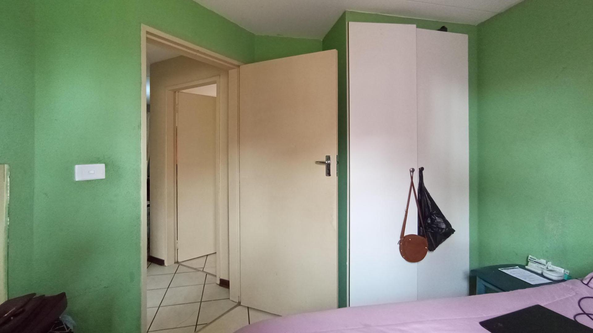 Bed Room 1 - 9 square meters of property in Elarduspark