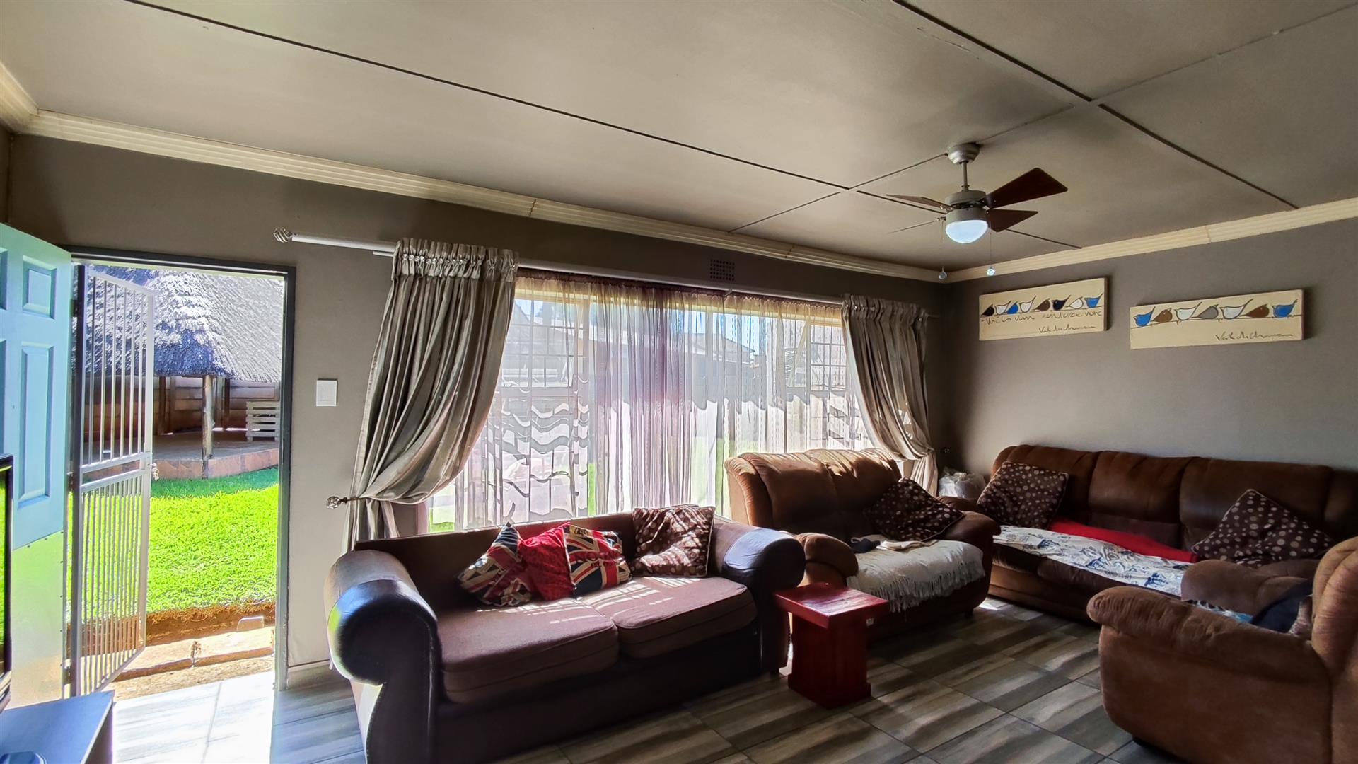 Lounges - 22 square meters of property in Minnebron