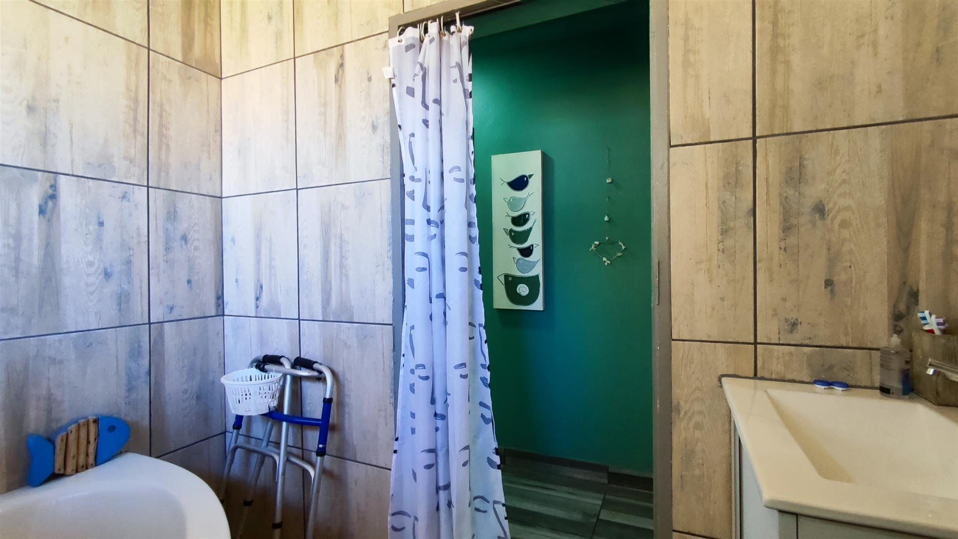 Bathroom 1 - 7 square meters of property in Minnebron