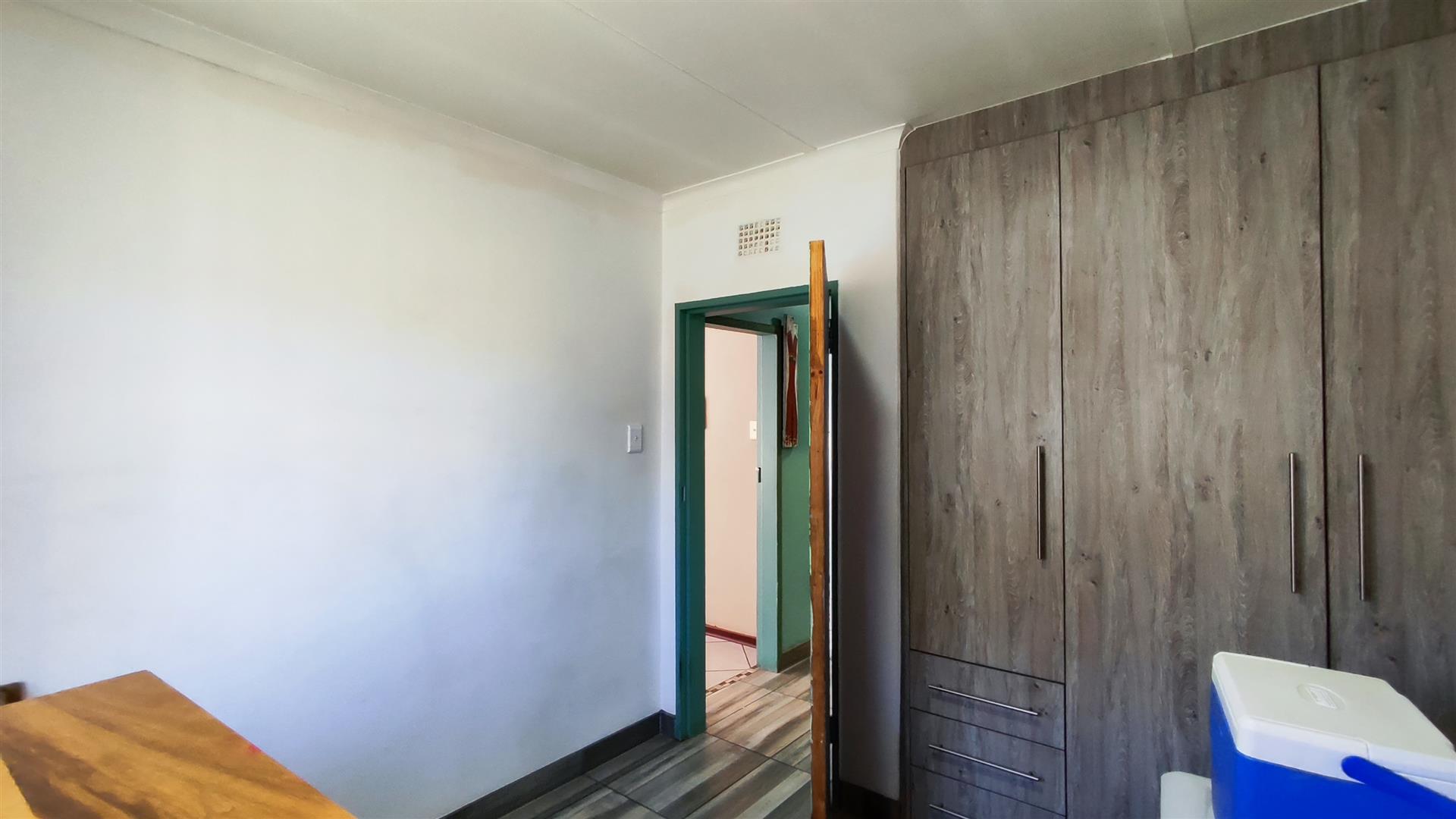 Bed Room 1 - 10 square meters of property in Minnebron