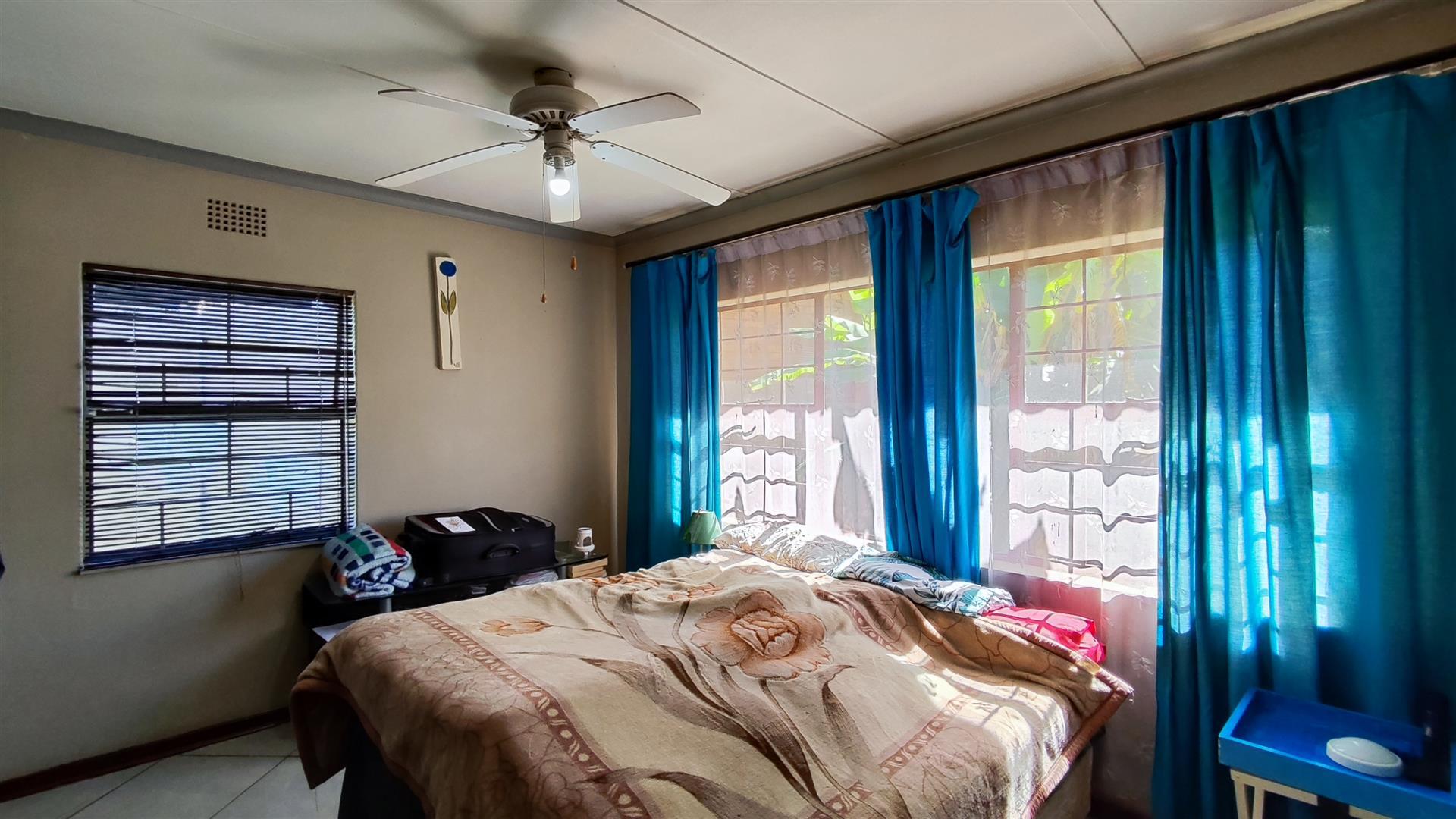 Bed Room 2 - 15 square meters of property in Minnebron