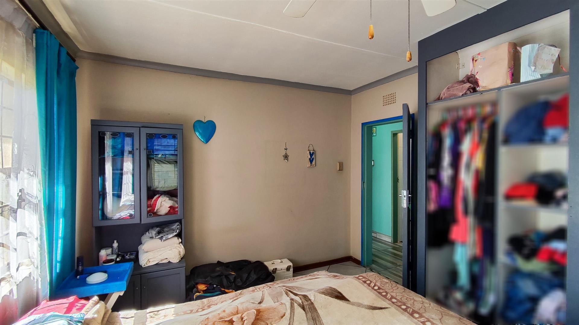 Bed Room 2 - 15 square meters of property in Minnebron