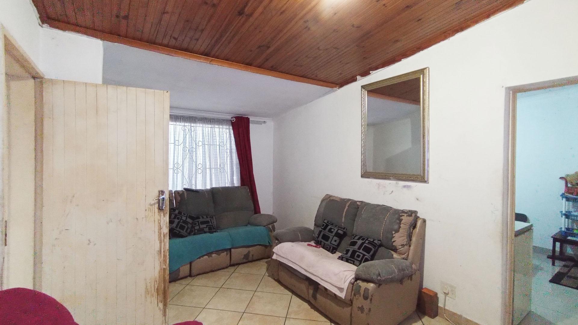 Lounges - 16 square meters of property in Shastri Park