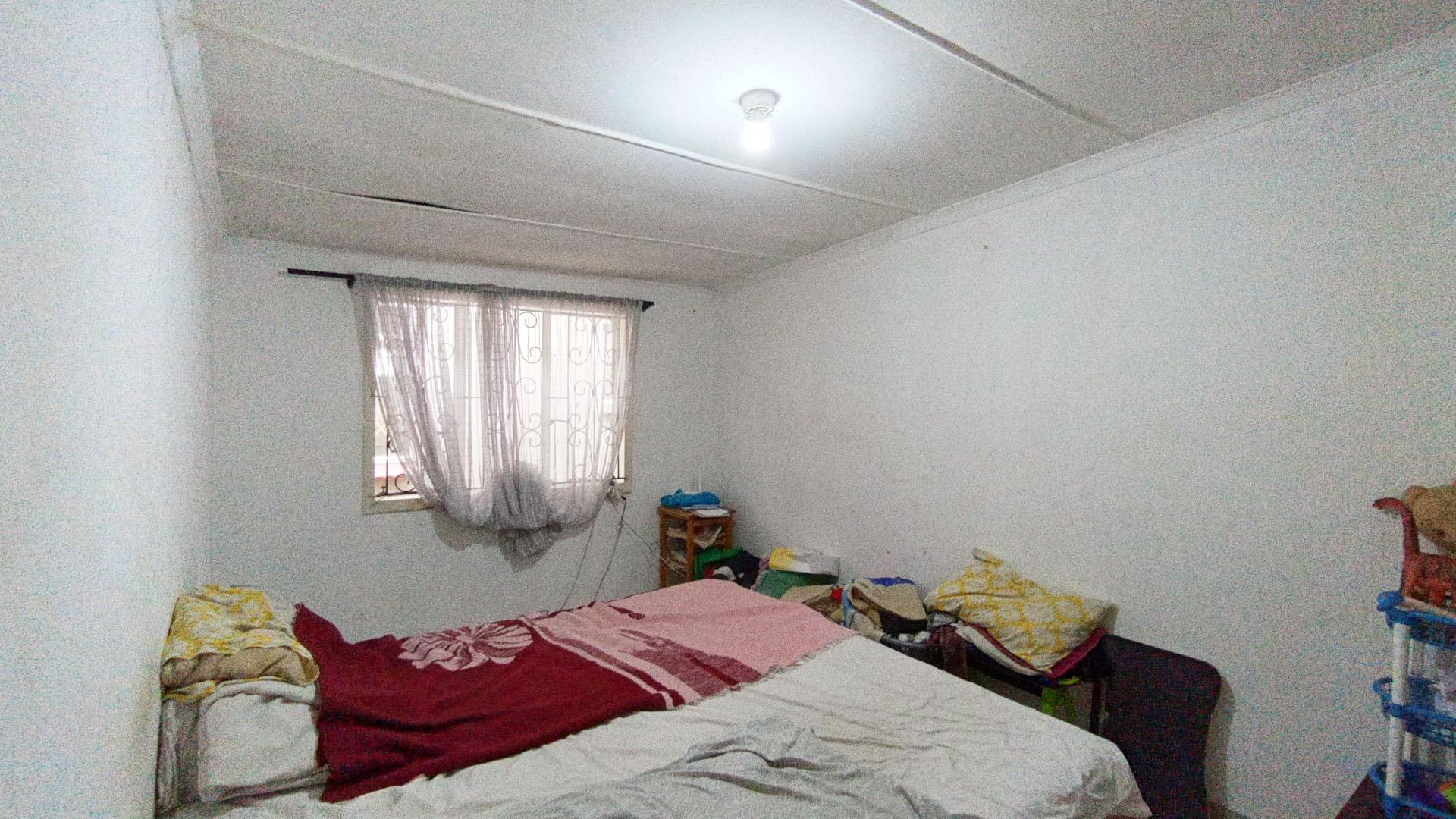 Bed Room 1 - 15 square meters of property in Shastri Park