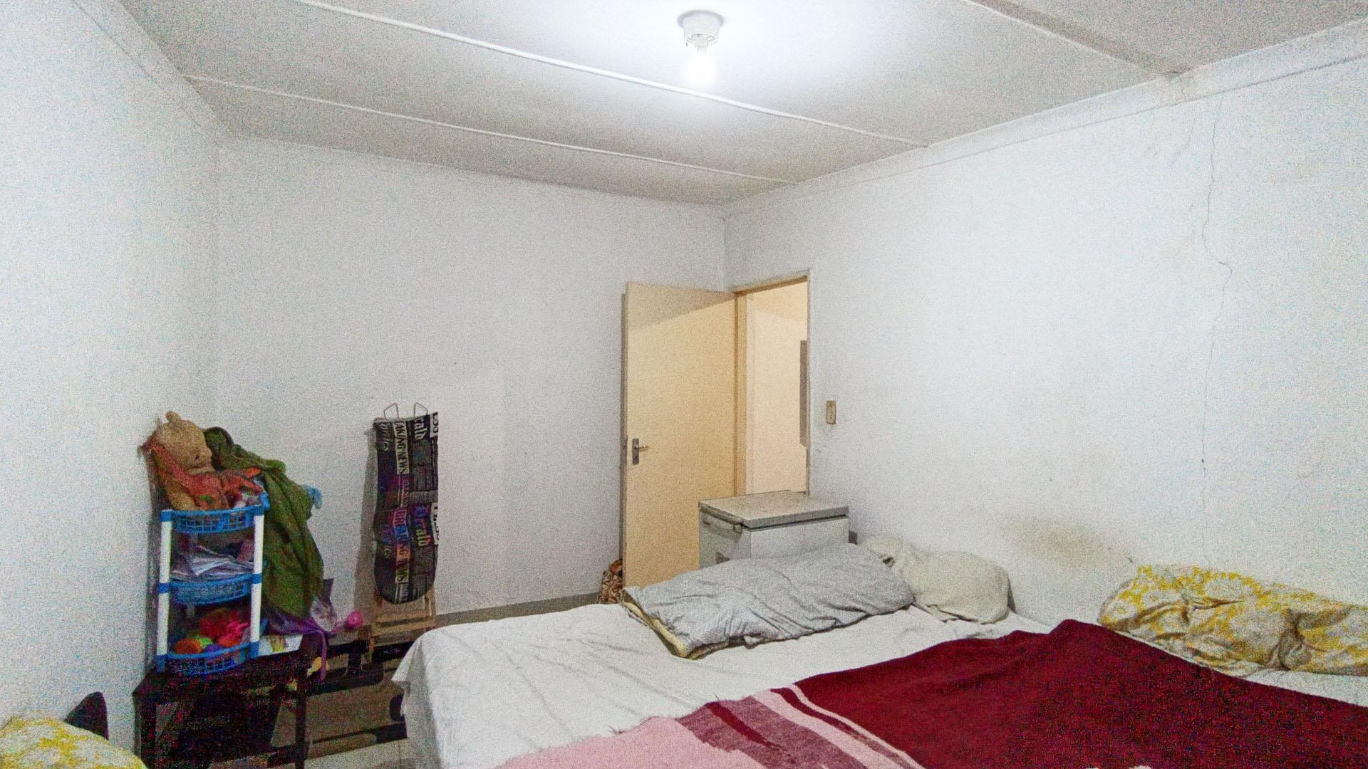 Bed Room 1 - 15 square meters of property in Shastri Park