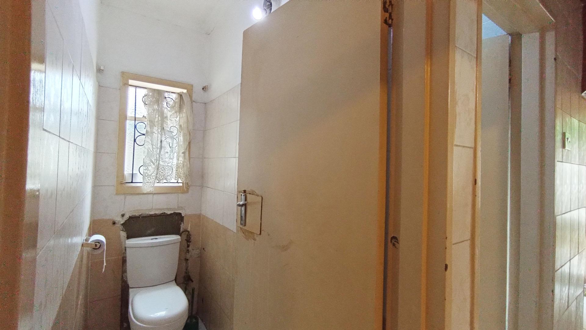 Bathroom 1 - 13 square meters of property in Shastri Park