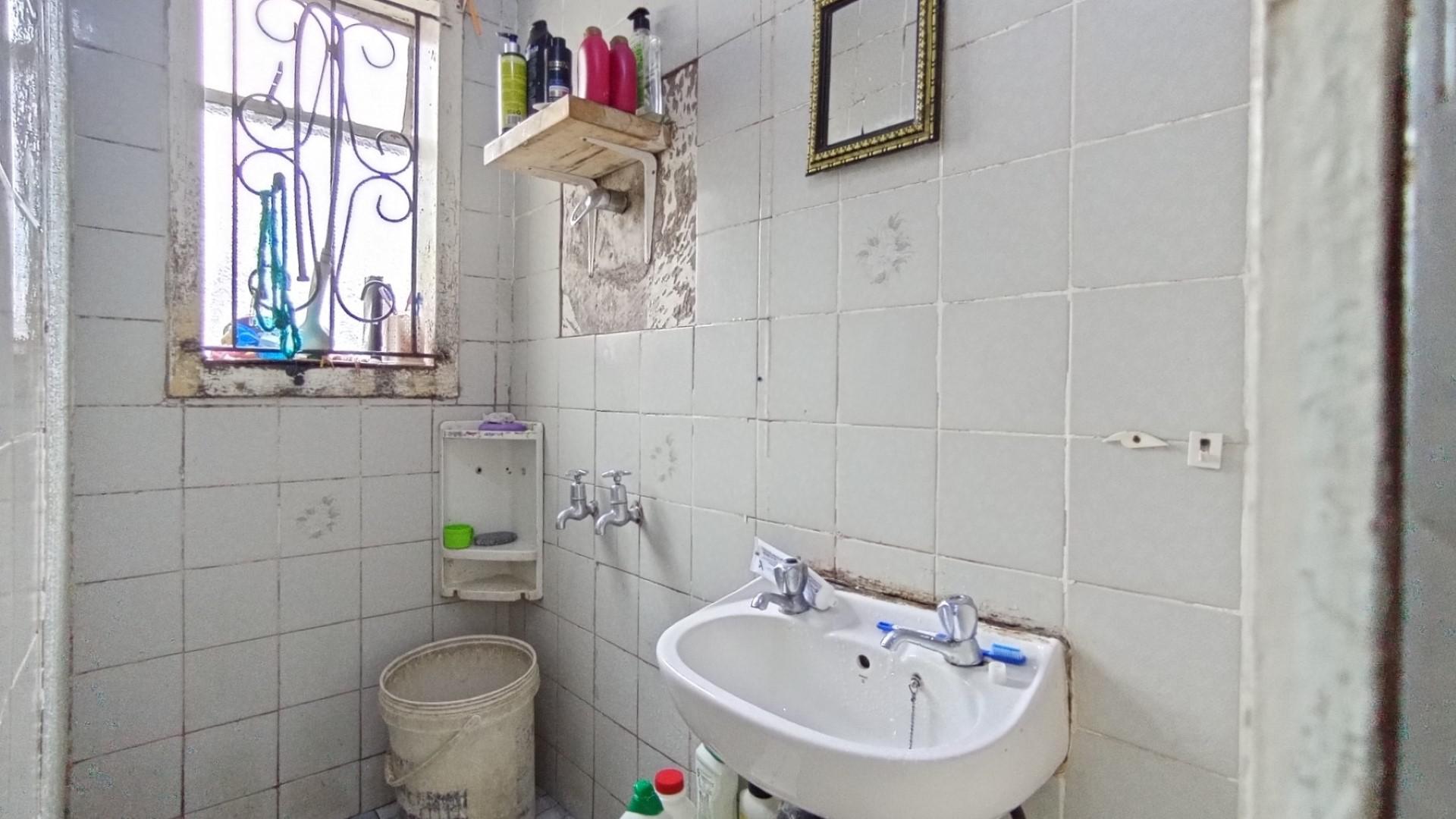 Bathroom 1 - 13 square meters of property in Shastri Park