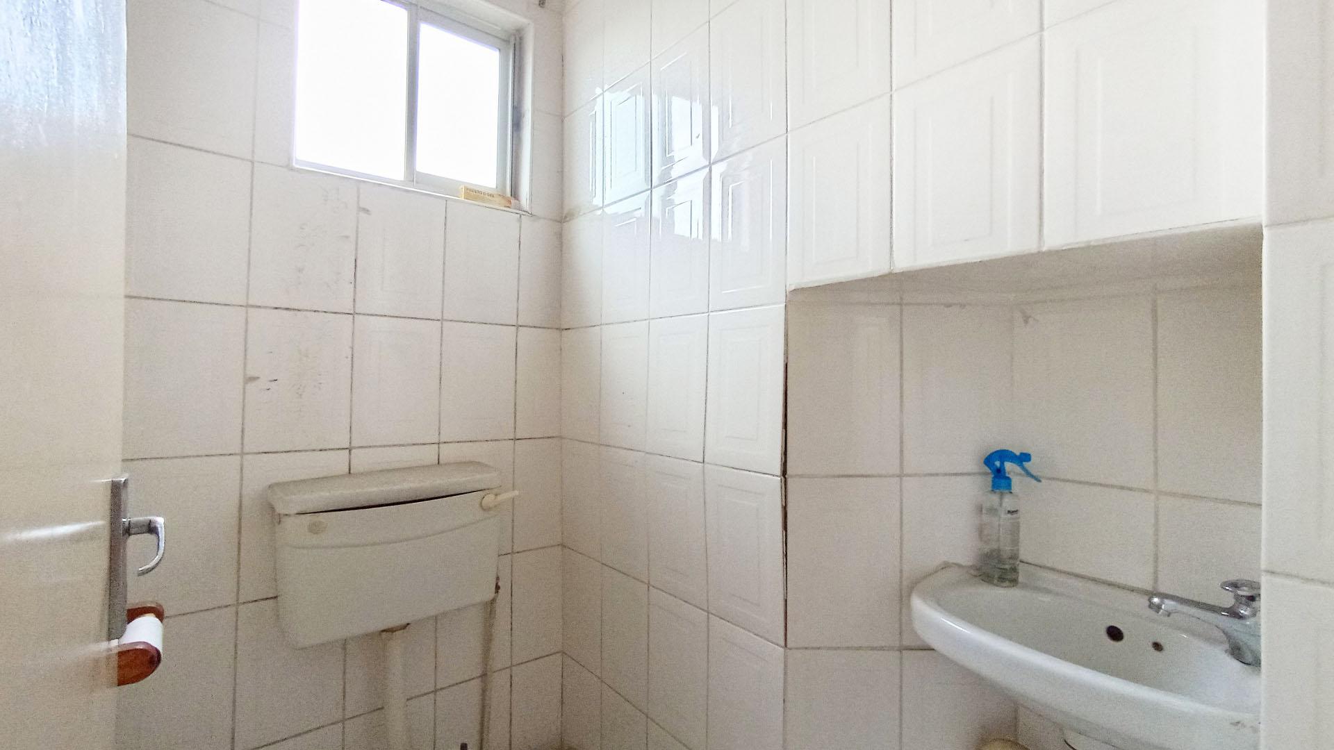 Guest Toilet - 2 square meters of property in Shastri Park