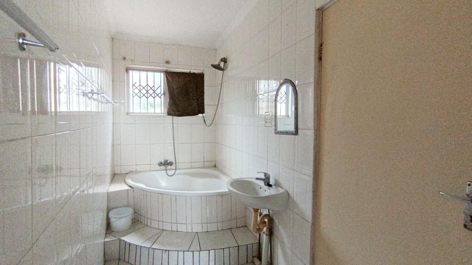 Bathroom 1 - 13 square meters of property in Shastri Park