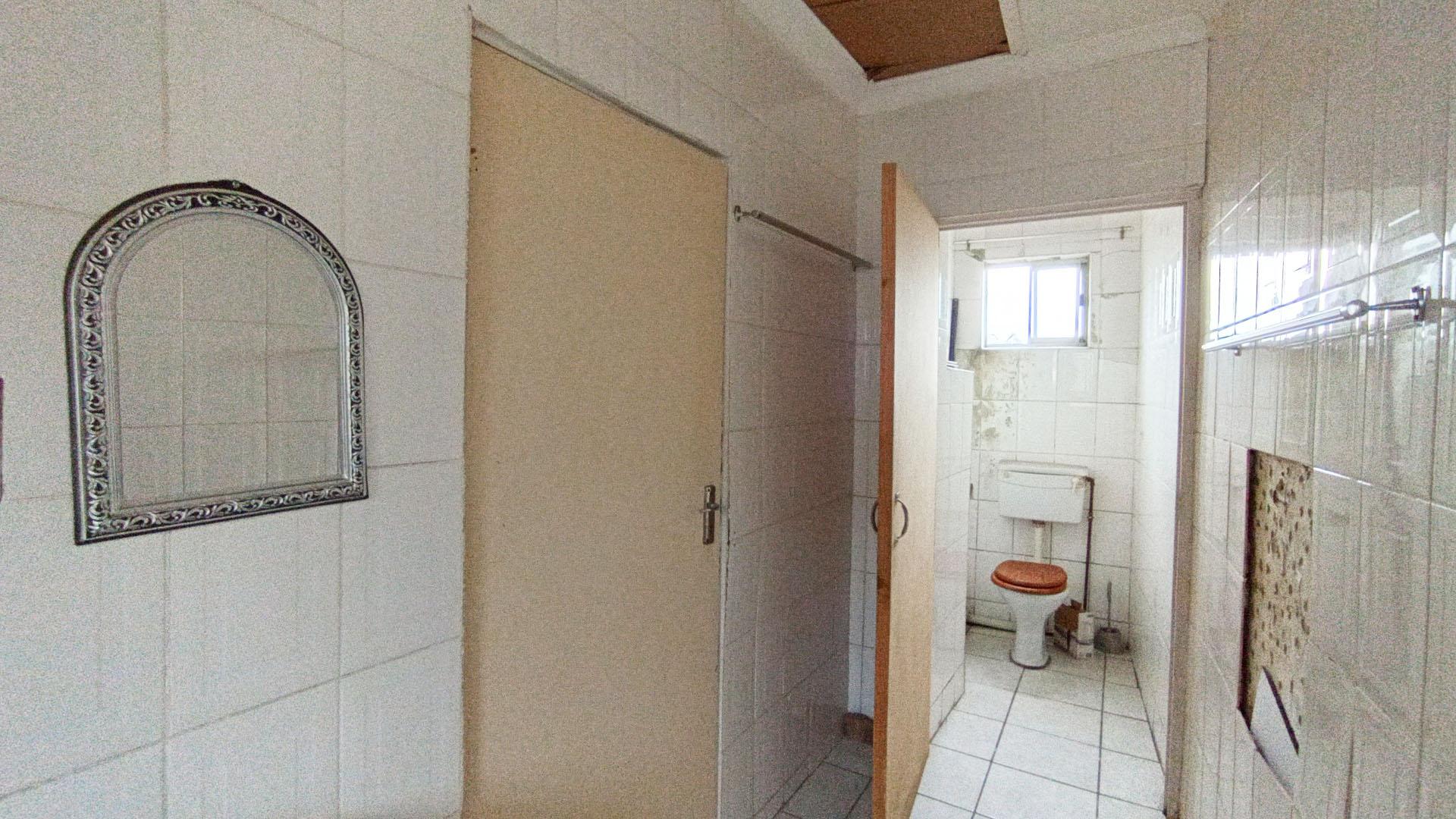 Bathroom 1 - 13 square meters of property in Shastri Park