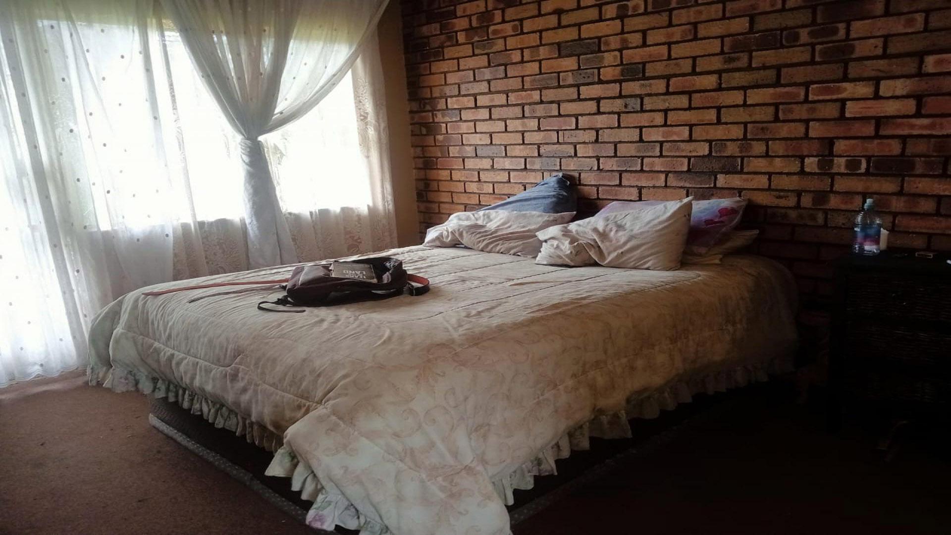 Bed Room 1 of property in Crystal Park