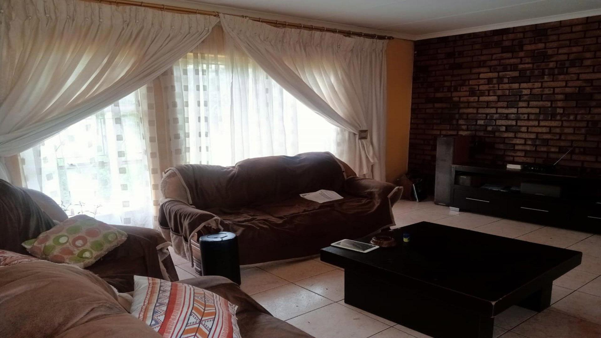 Lounges of property in Crystal Park