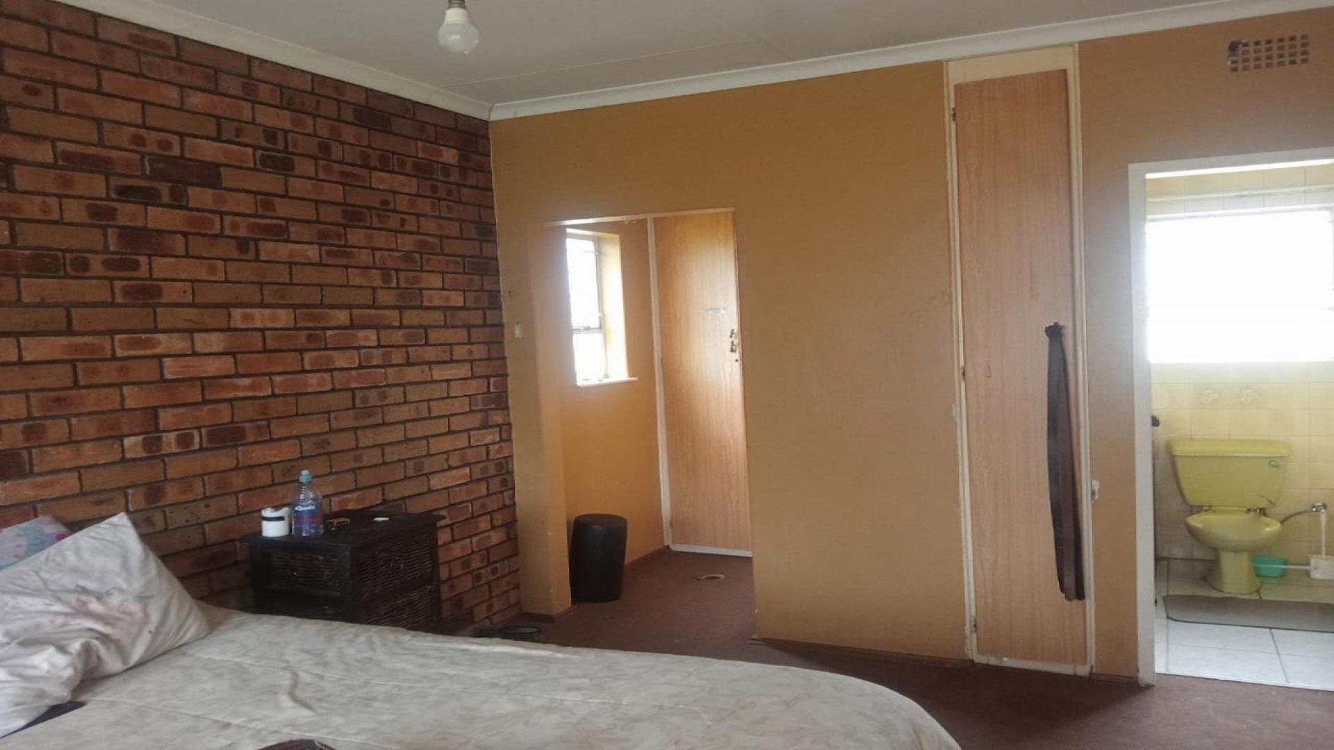 Bed Room 1 of property in Crystal Park