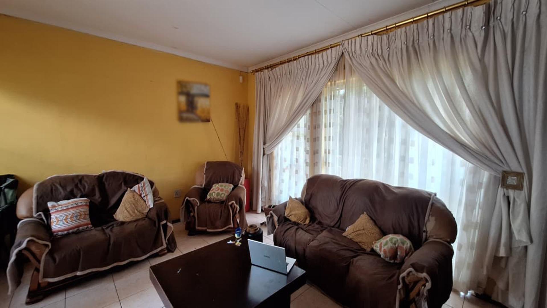 Lounges - 24 square meters of property in Crystal Park