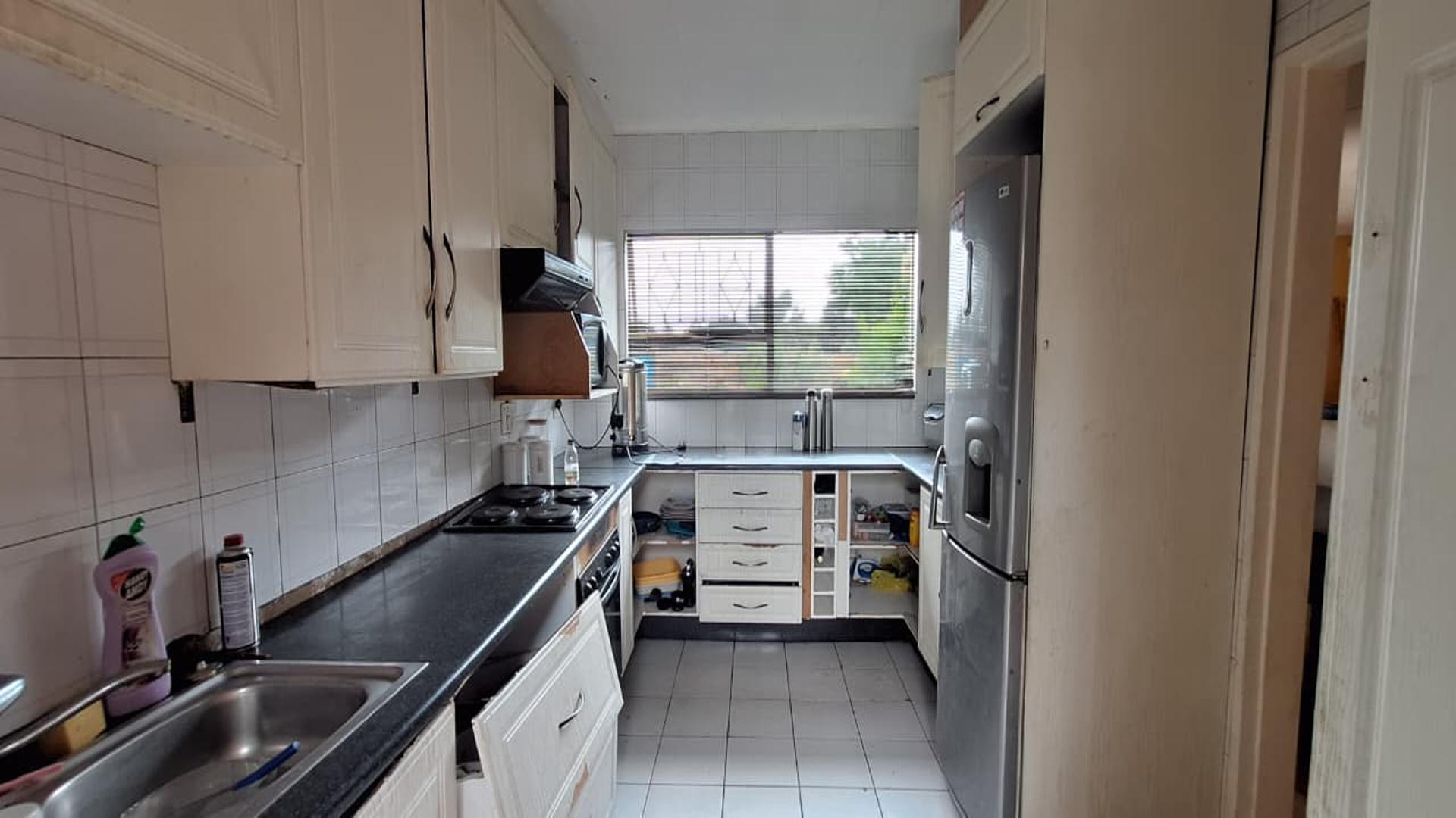 Kitchen - 11 square meters of property in Crystal Park