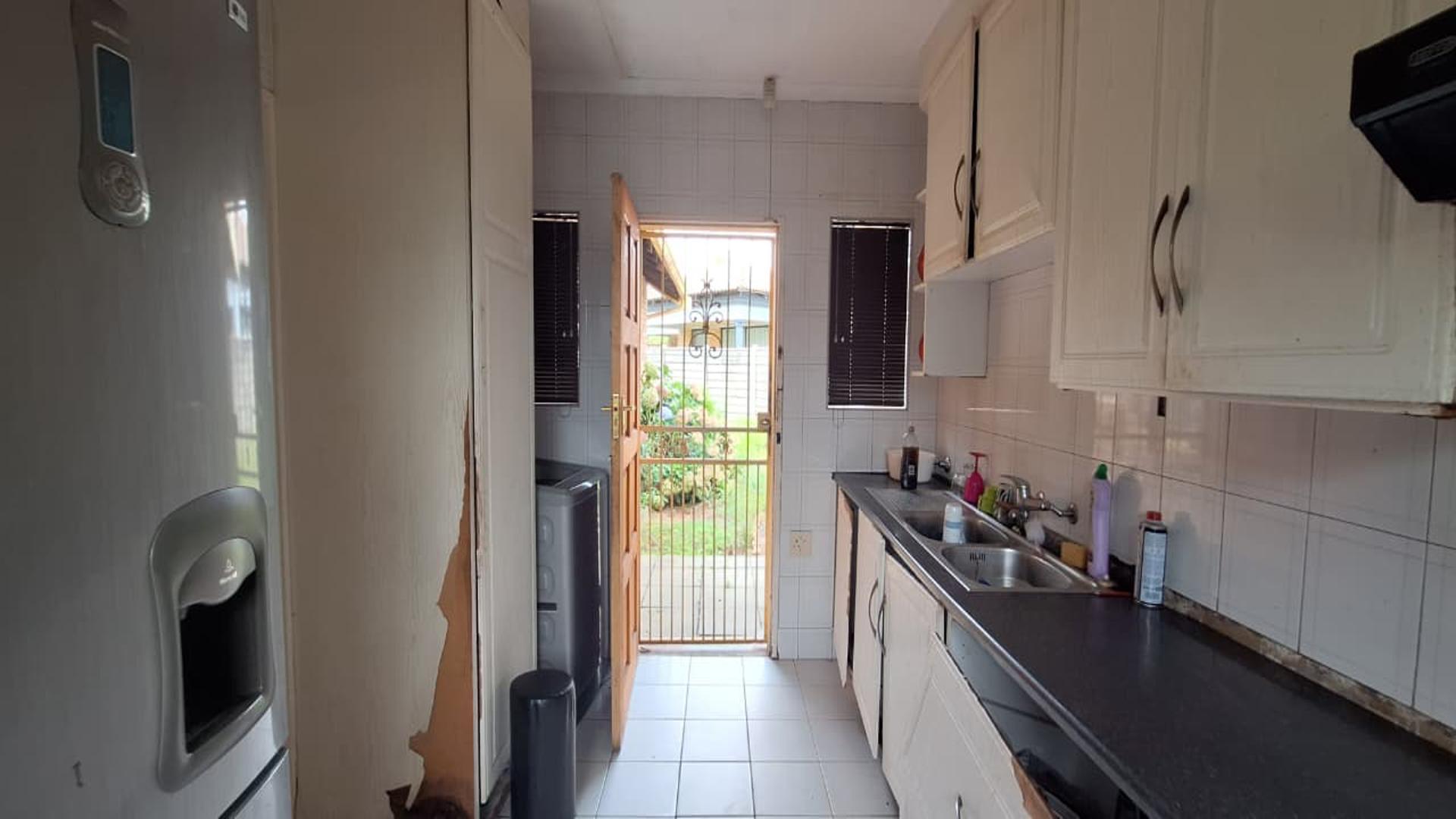 Kitchen - 11 square meters of property in Crystal Park