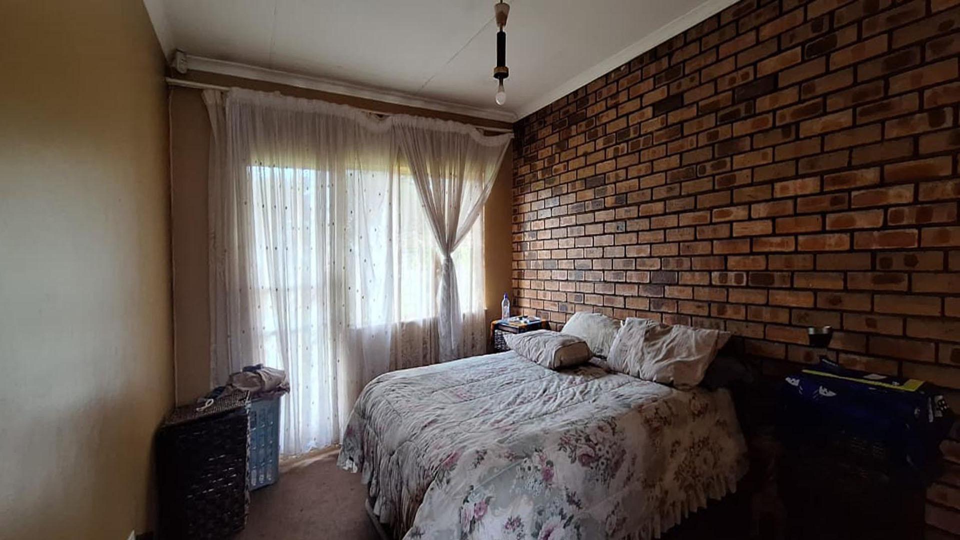 Main Bedroom - 21 square meters of property in Crystal Park