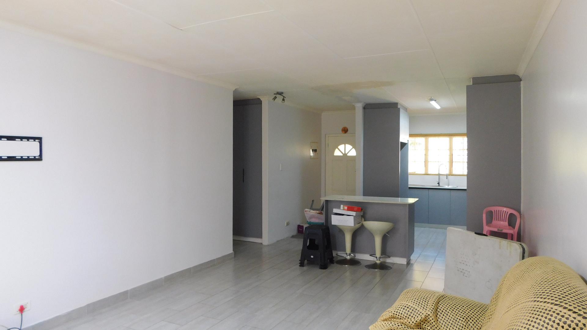 Lounges - 28 square meters of property in Escombe 