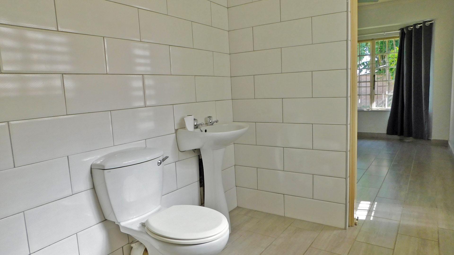 Main Bathroom - 6 square meters of property in Escombe 