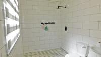 Main Bathroom - 6 square meters of property in Escombe 