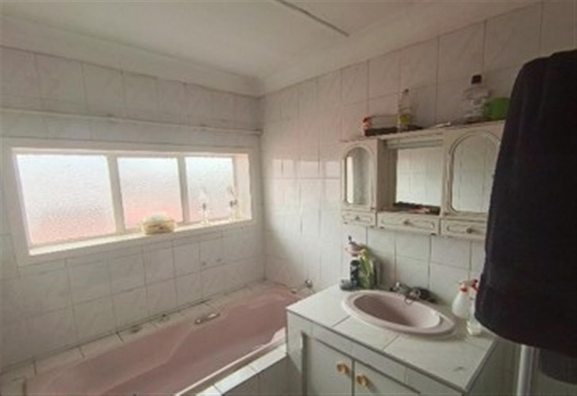 Bathroom 1 of property in Boksburg