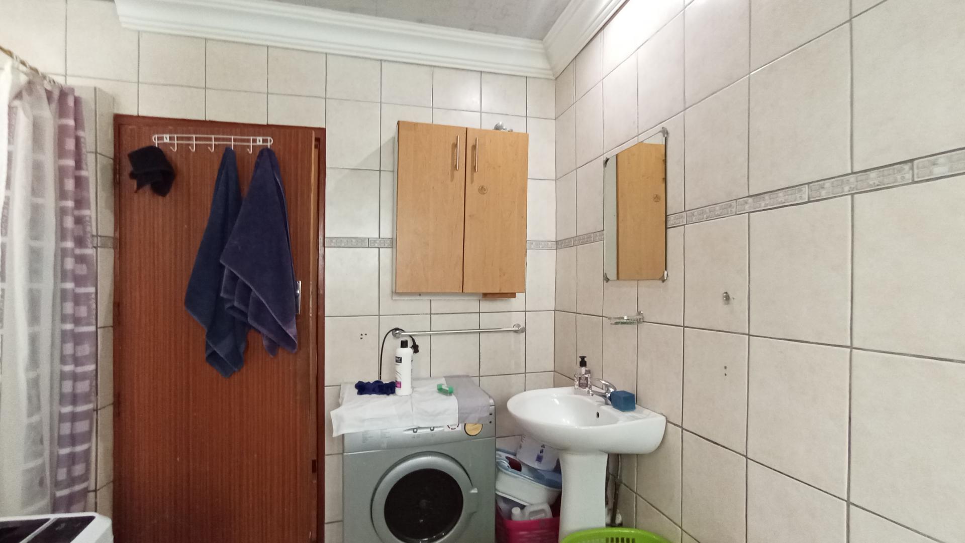 Bathroom 2 - 8 square meters of property in Bosmont