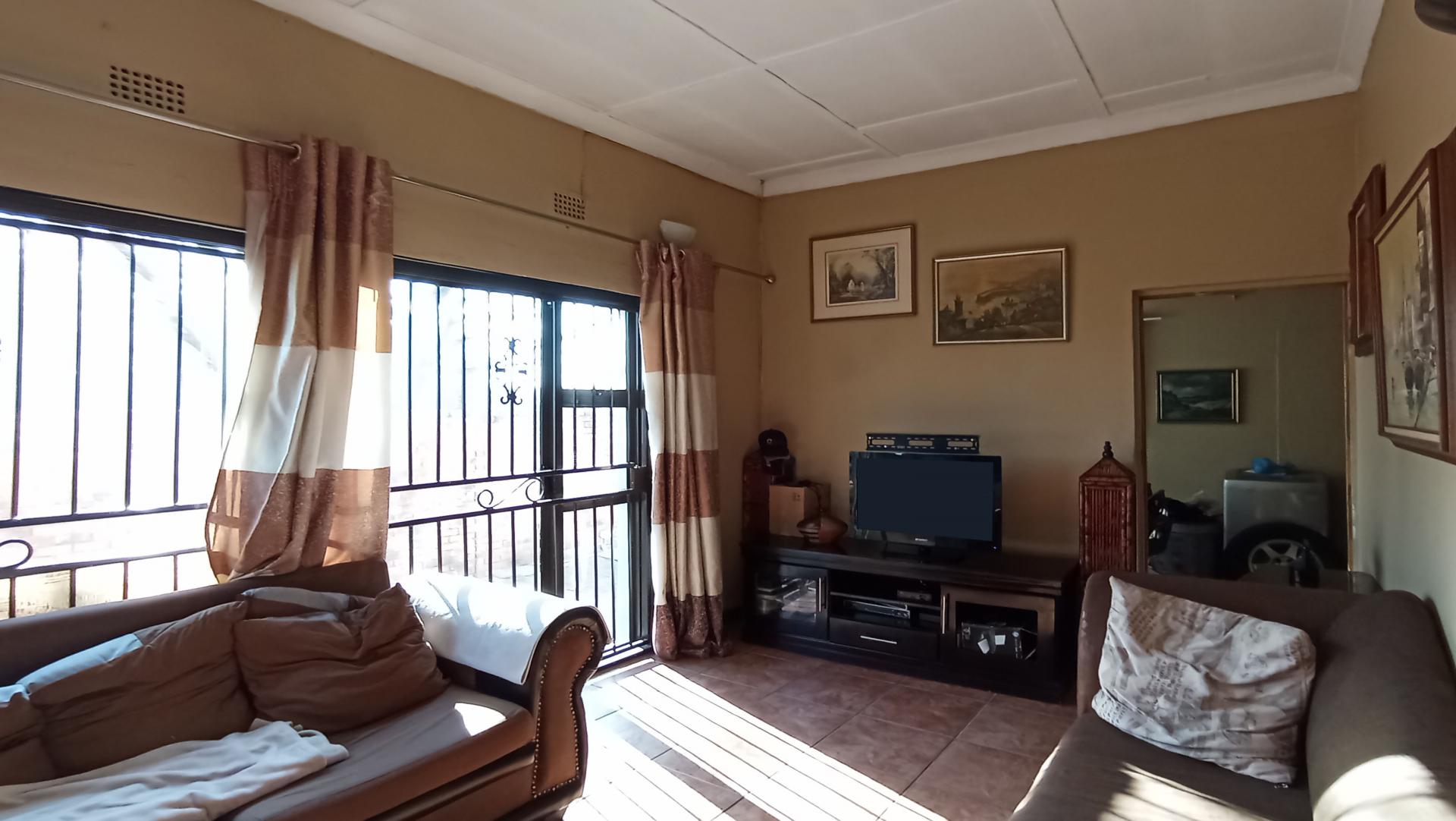 Lounges - 43 square meters of property in Bosmont