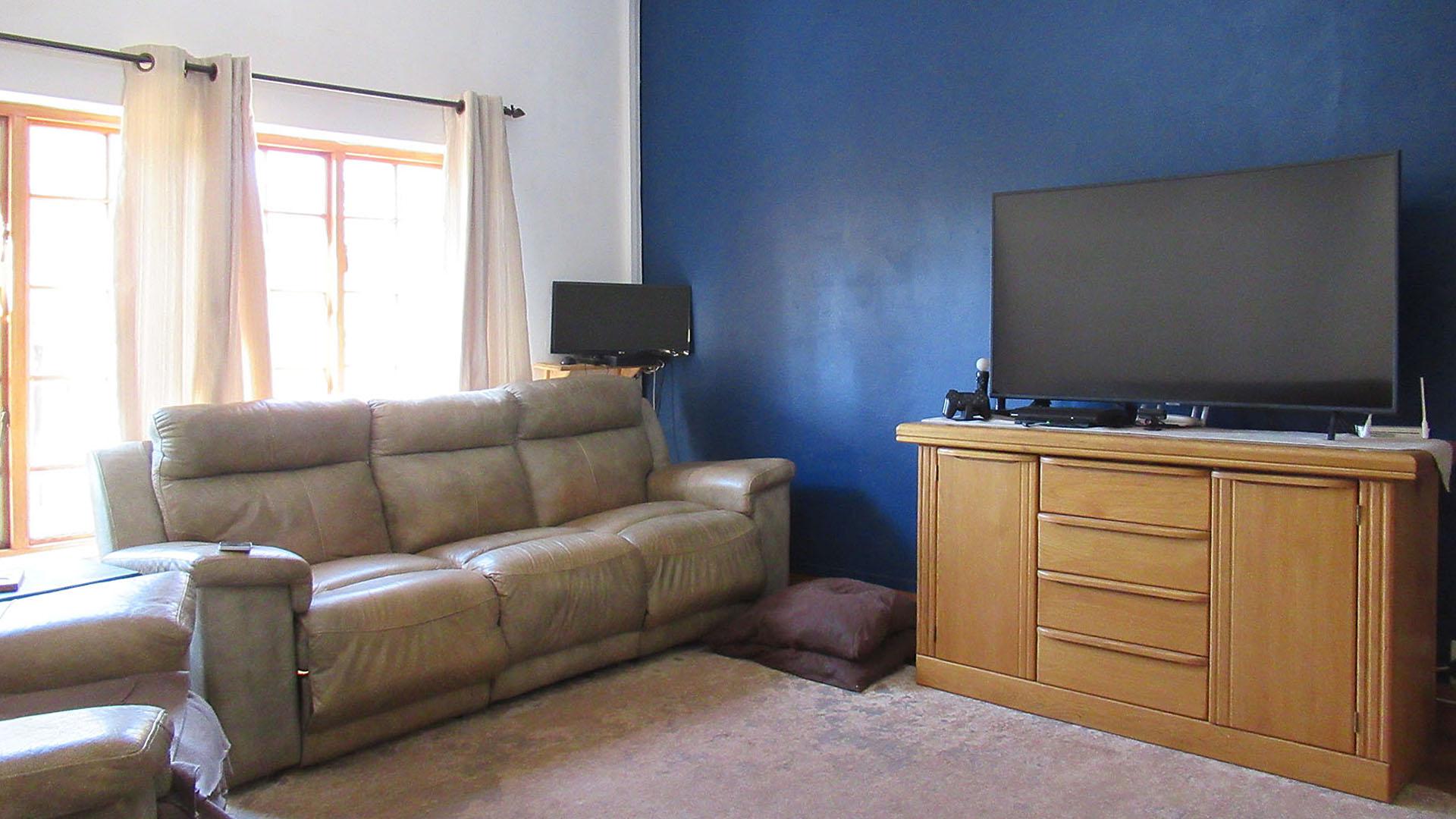 Lounges - 33 square meters of property in Krugersdorp