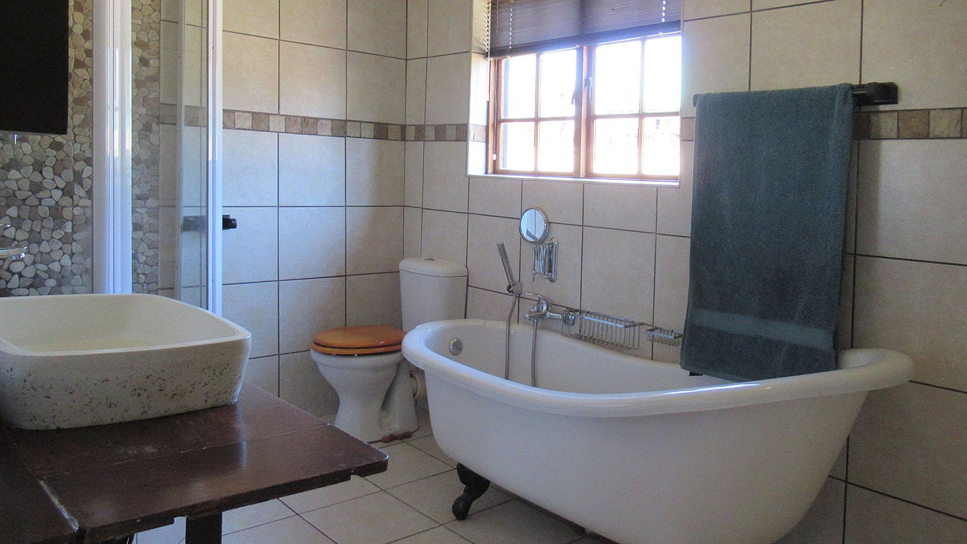 Main Bathroom - 5 square meters of property in Krugersdorp