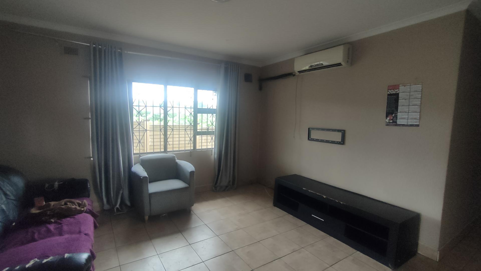 Lounges - 18 square meters of property in Castlehill