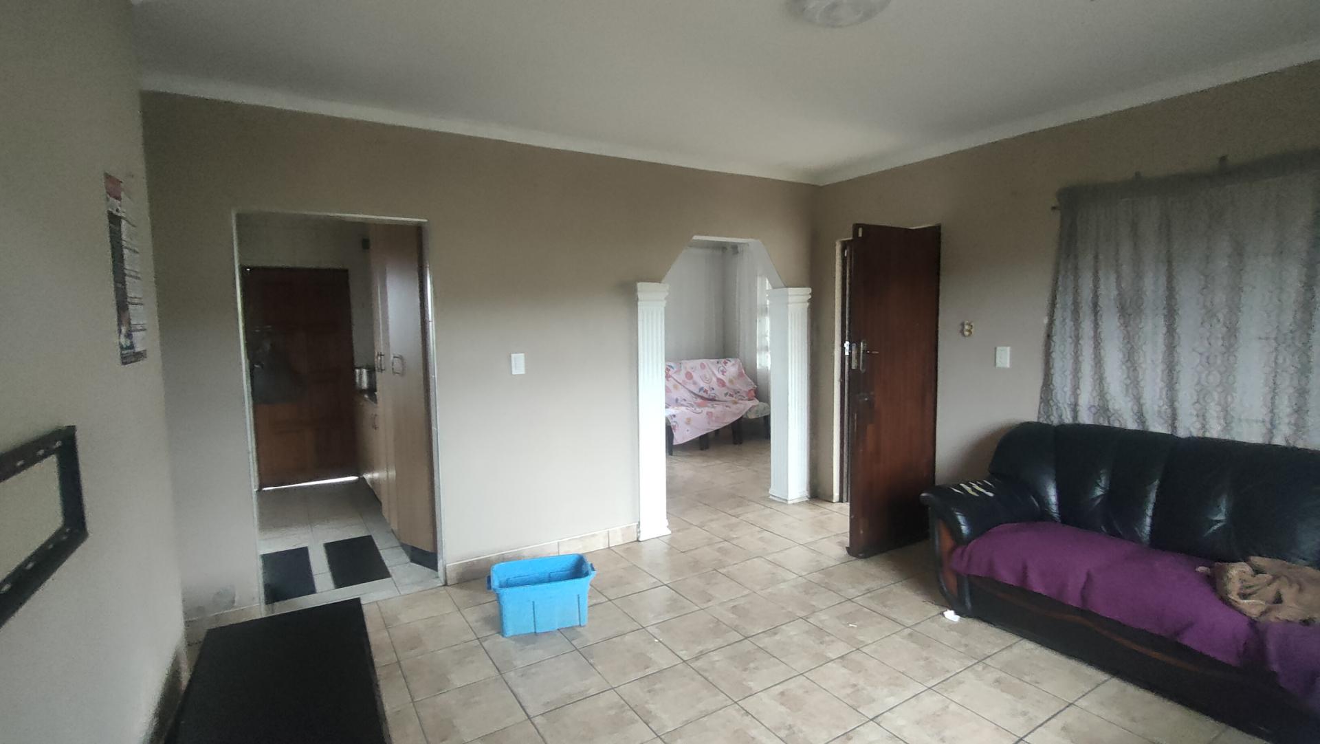 Lounges - 18 square meters of property in Castlehill