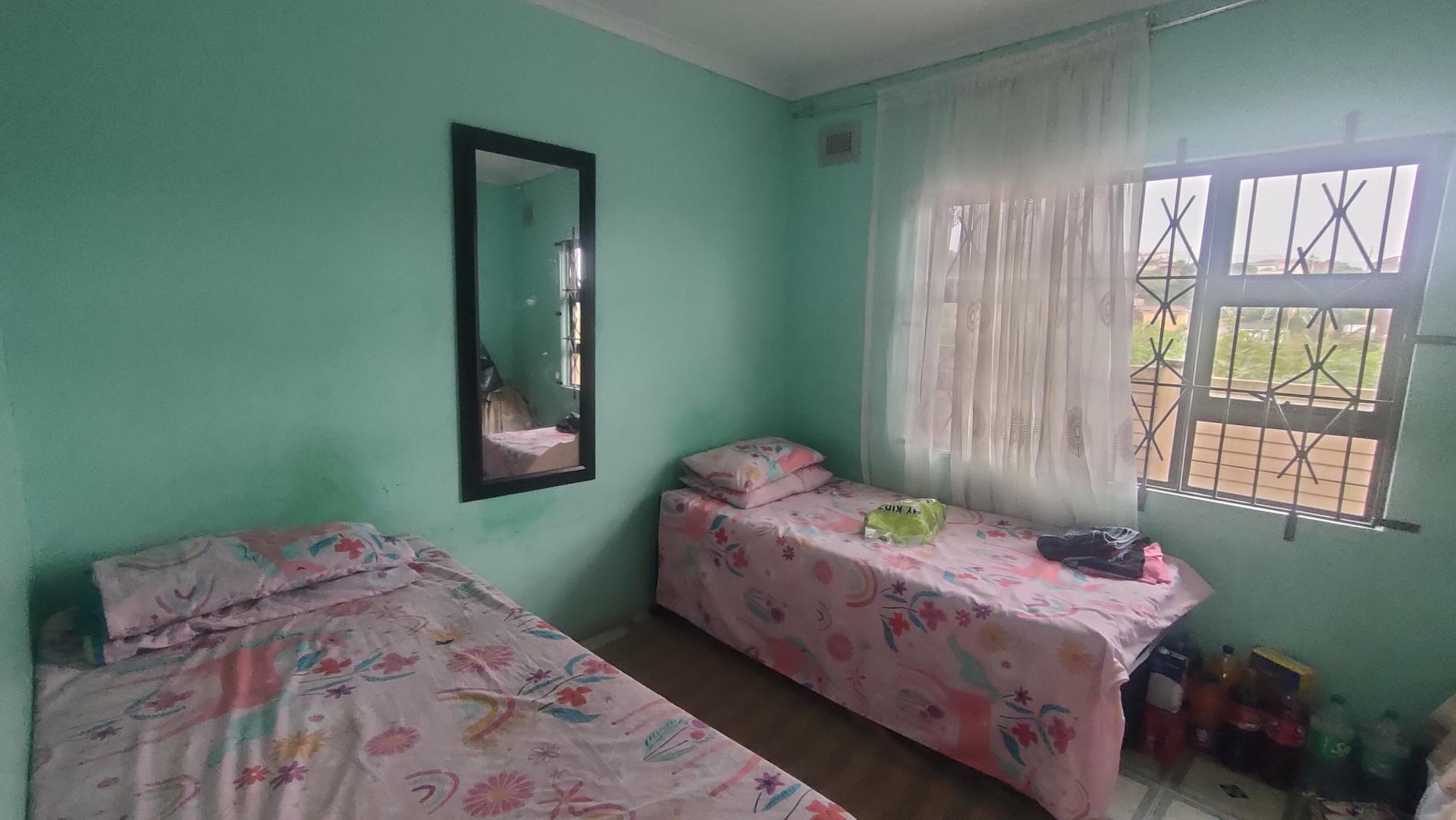 Bed Room 1 - 11 square meters of property in Castlehill