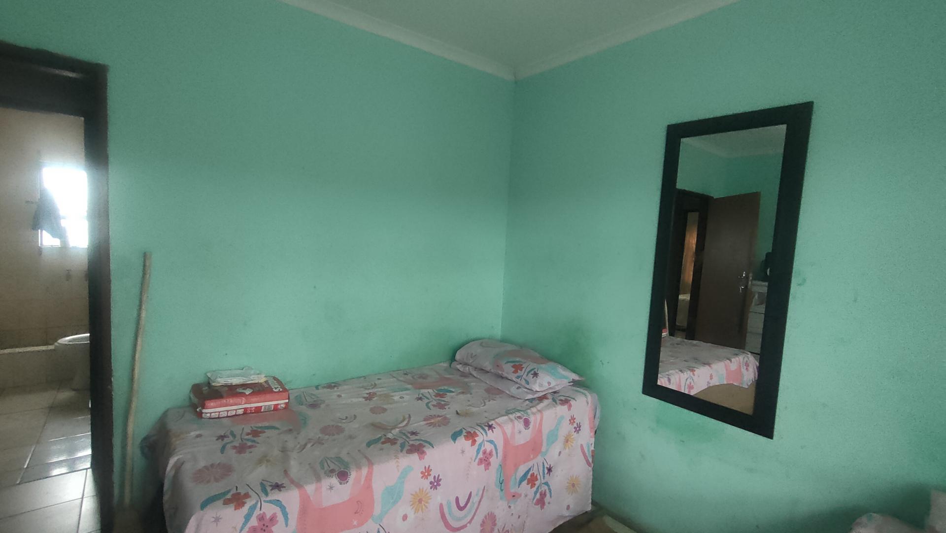 Bed Room 1 - 11 square meters of property in Castlehill