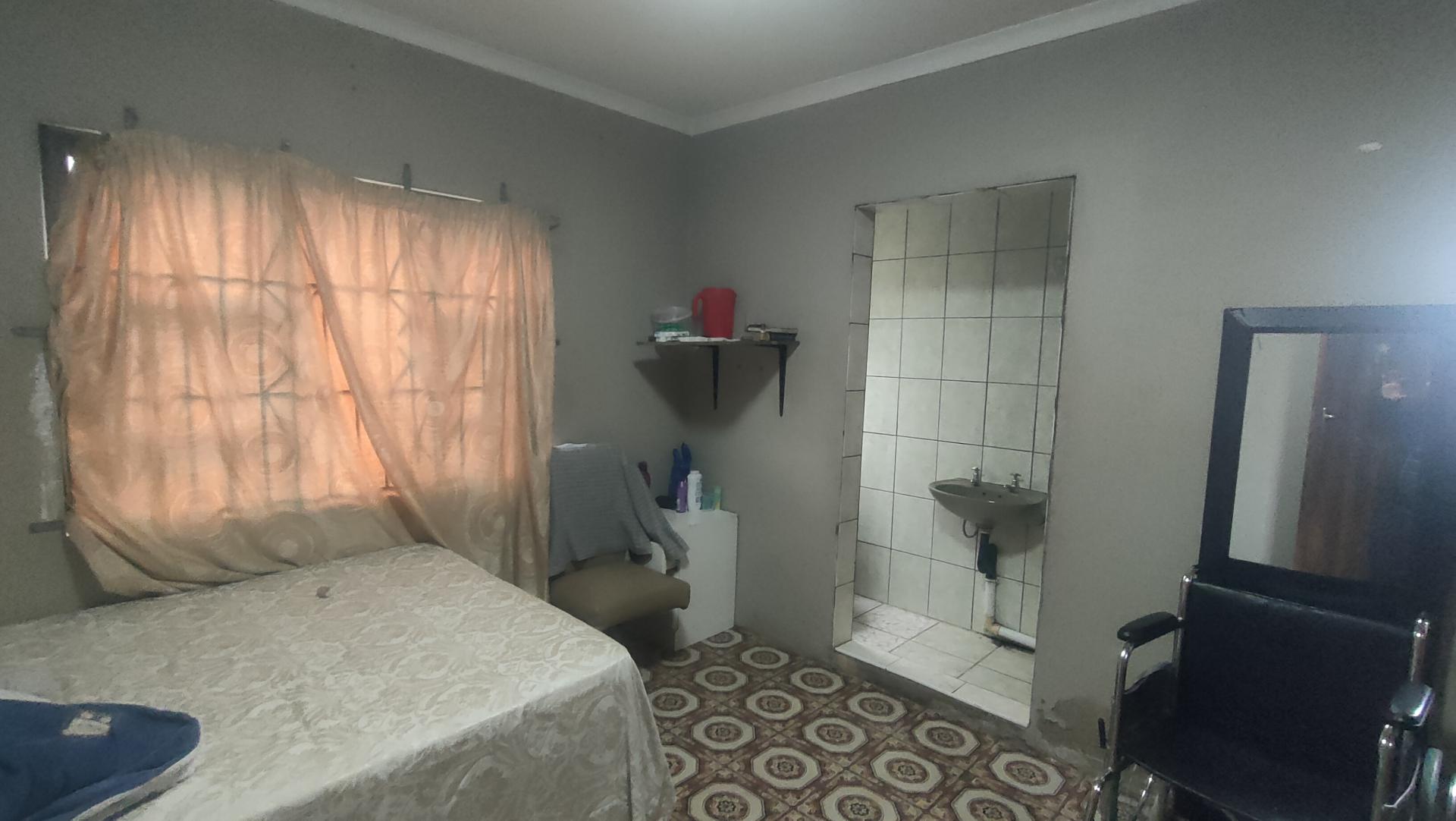 Main Bedroom - 15 square meters of property in Castlehill