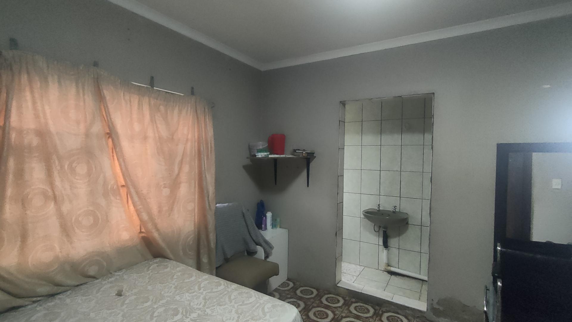 Main Bedroom - 15 square meters of property in Castlehill