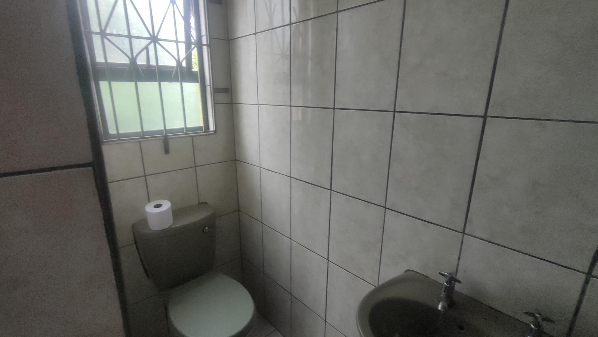 Main Bathroom - 3 square meters of property in Castlehill