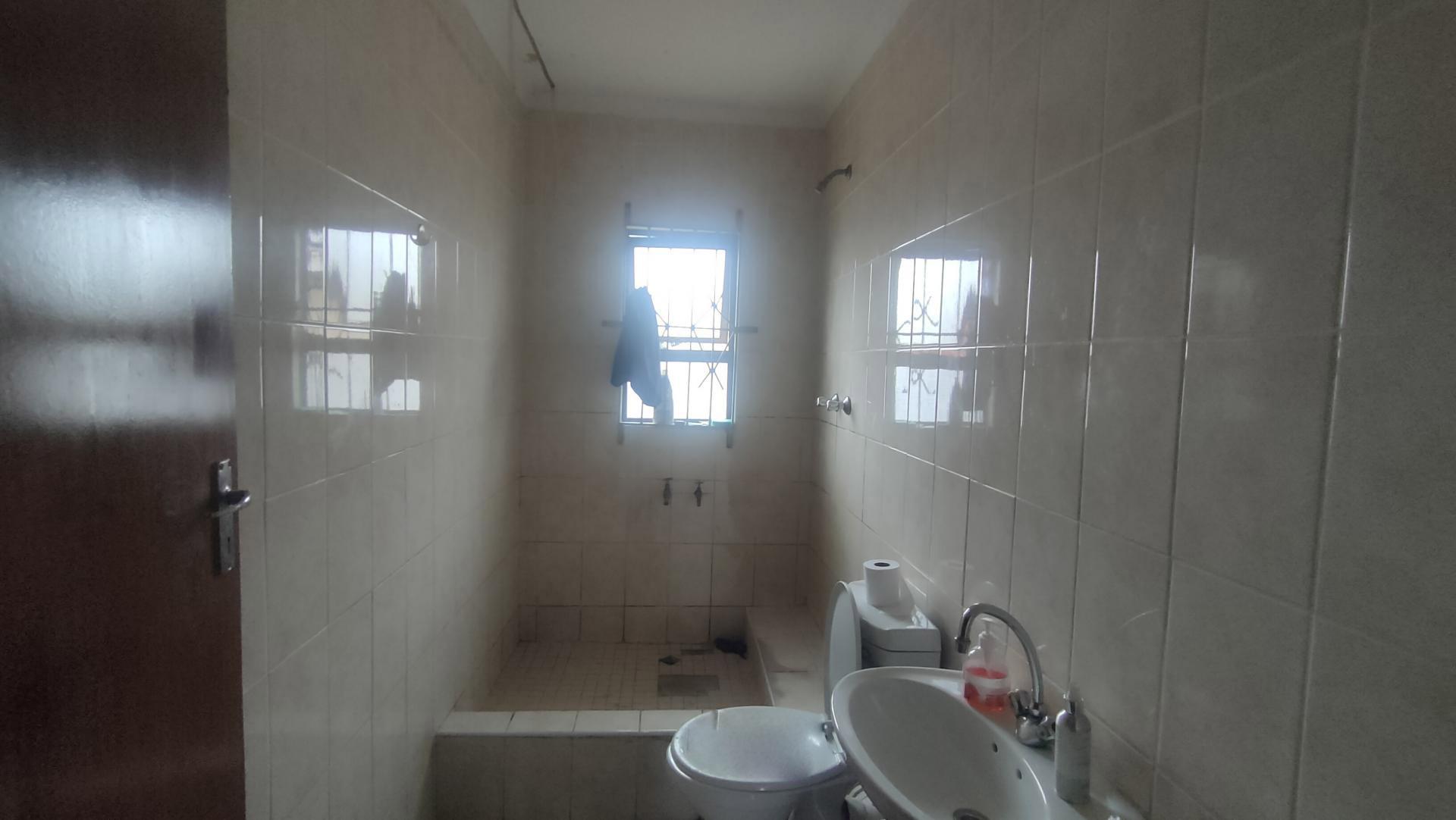 Bathroom 1 - 5 square meters of property in Castlehill