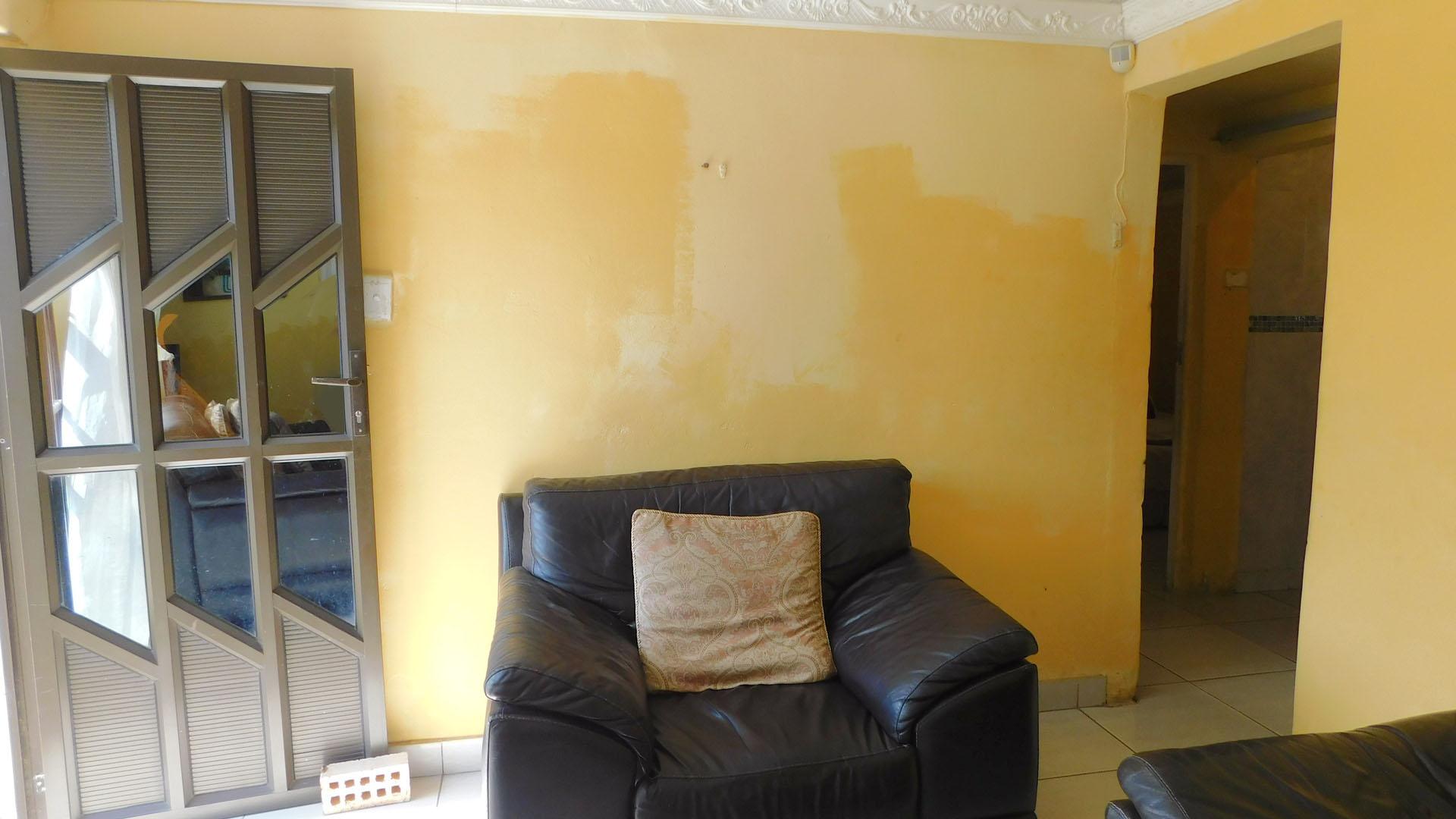 Lounges - 12 square meters of property in Umlazi