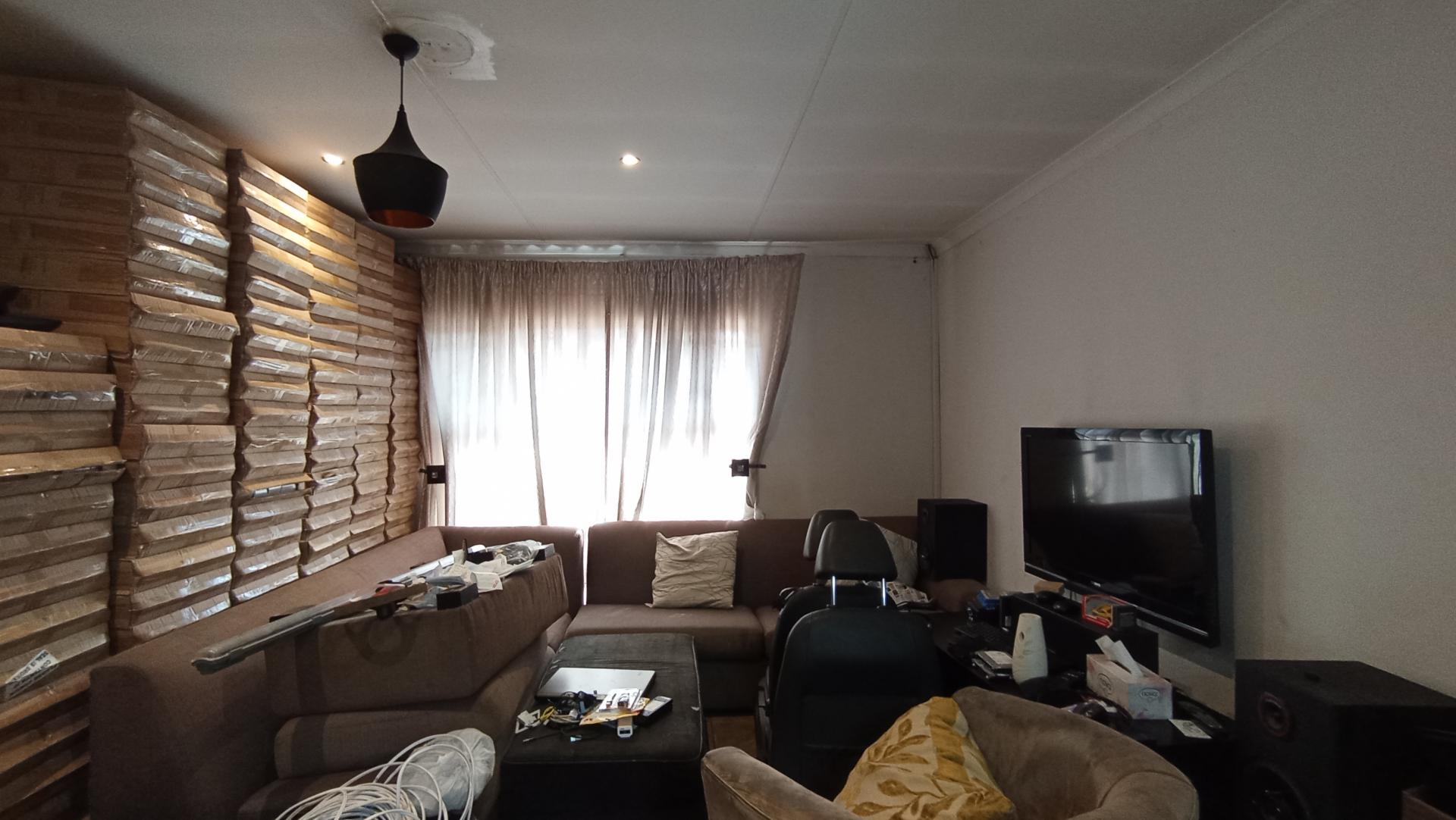 Lounges - 22 square meters of property in Lindhaven