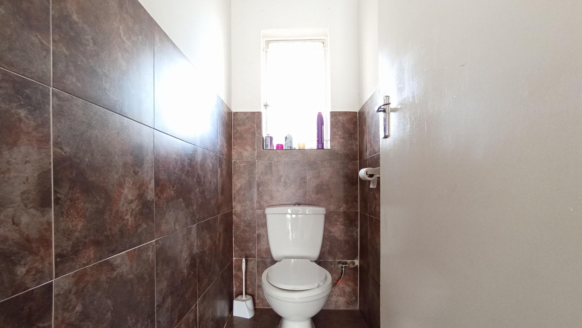 Bathroom 1 - 2 square meters of property in Lindhaven